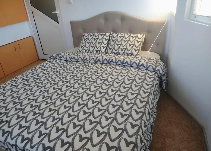 Cozy 2 Bedroom With Terrace Near The Beach And Park Warna